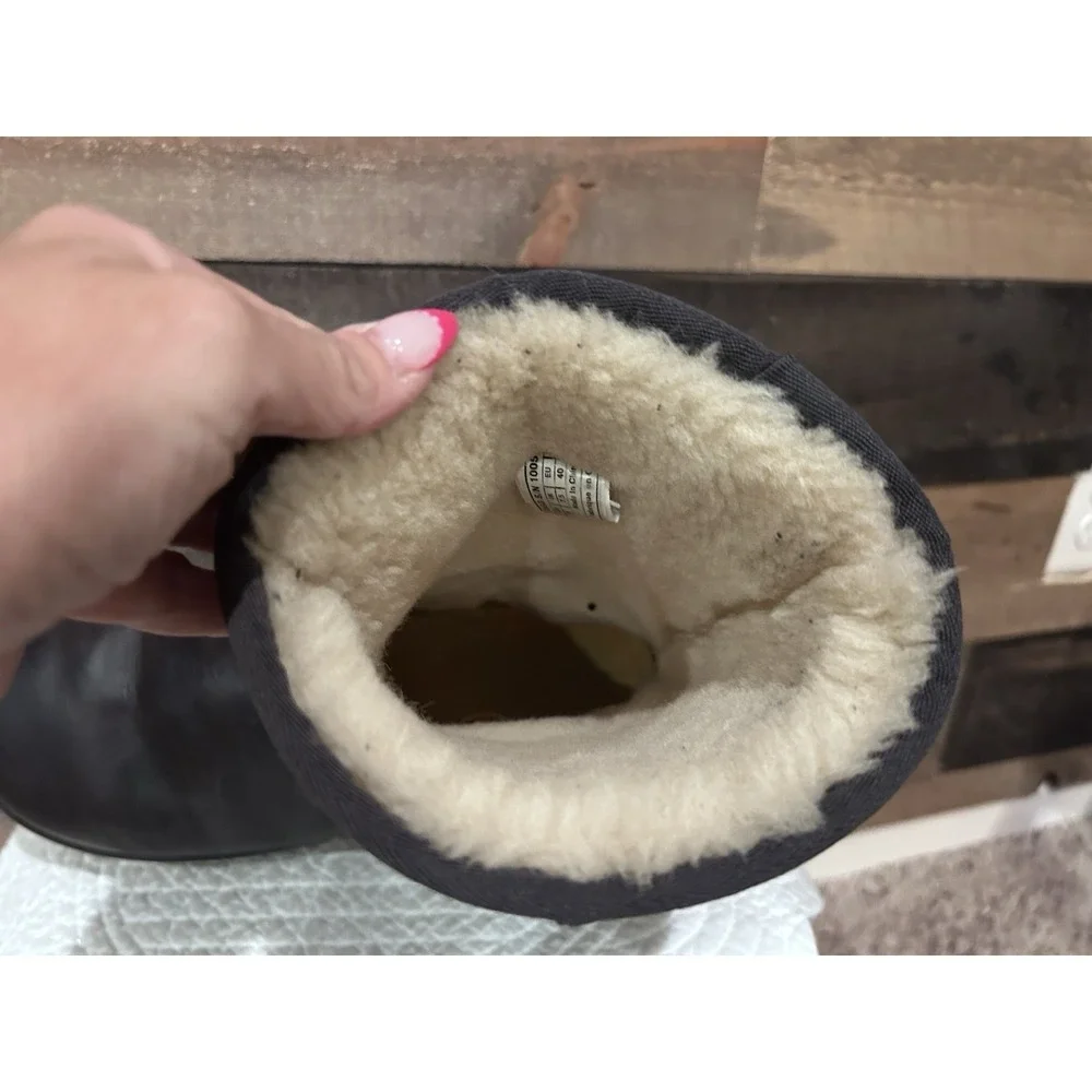 UGG Classic Short Leather Boot Womens Size 9 Black Sherpa Lined 1005372 - Picture 9 of 11